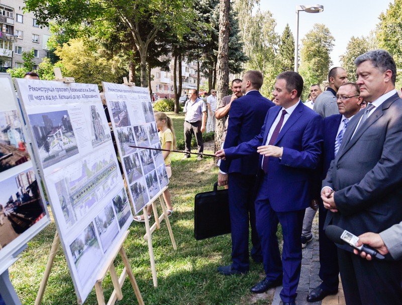 Президент ознайомився з реконструкцією проспекту Космонавтів у Вінниці Президент ознайомився з реконструкцією проспекту Космонавтів у Вінниці