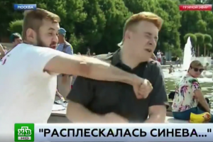 Moskau: Betrunkener Mann schlägt Journalisten ins Gesicht und schreit über Eroberung der Ukraine -