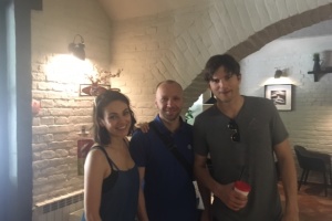 Міла Куніс та Ештон Катчер приїхали у Чернівці