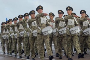 "Шикуйсь! Рівняйсь! Струнко!": як військові готуються до параду