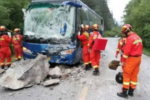 Землетрус у Китаї: вже 13 загиблих, 175 поранених