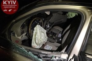 Під Києвом Jaguar влетів у дерево: шестеро постраждалих