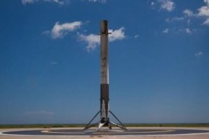 SpaceX launches Dragon into orbit
