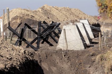 Гроші на "Стіну" відмивала фірма, записана на прибиральницю - ЗМІ