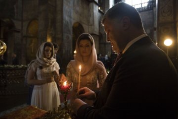 Порошенко із родиною, спікер та уряд помолились за Україну