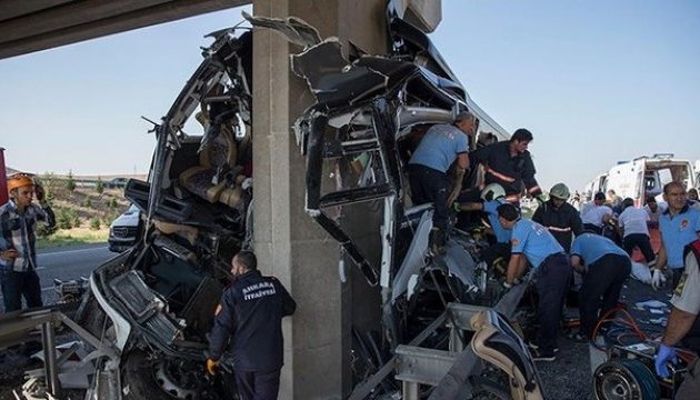 У Туреччині автобус з пасажирами врізався в опору моста, п`ятеро загиблих У Туреччині автобус з пасажирами врізався в опору моста, п`ятеро загиблих