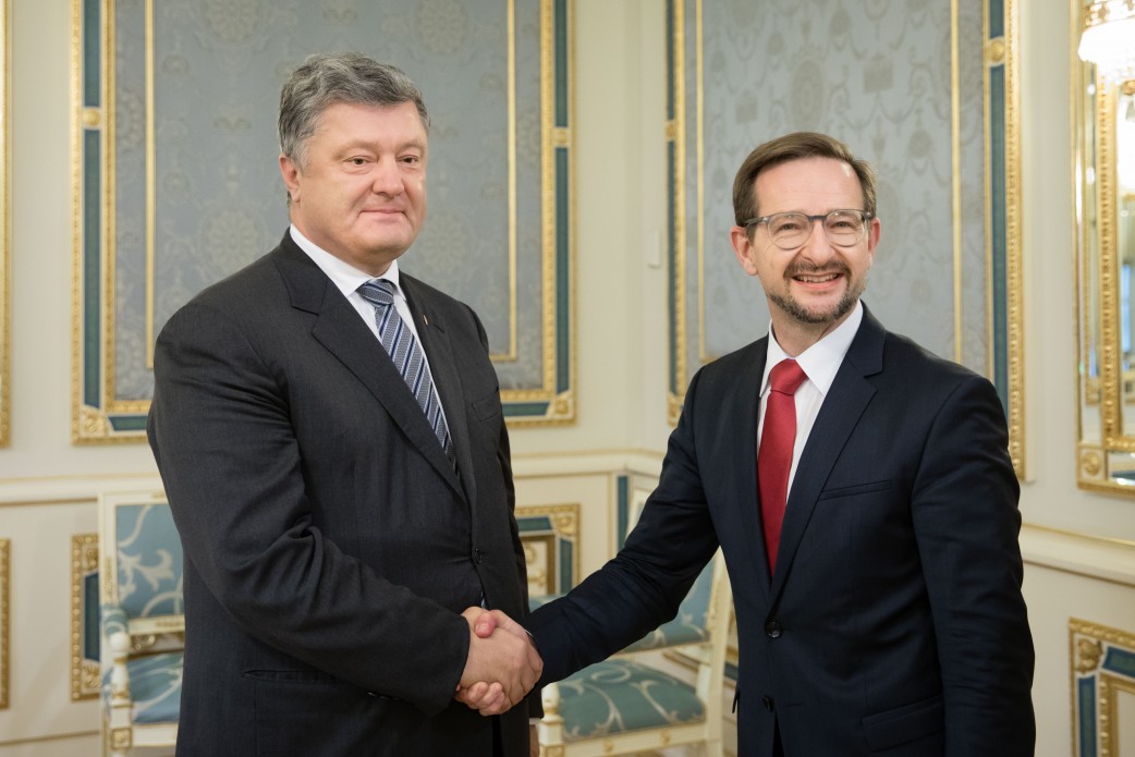 Порошенко і новий генсек ОБСЄ обговорили розміщення місії ООН на Донбасі Порошенко і новий генсек ОБСЄ обговорили розміщення місії ООН на Донбасі
