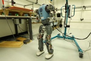 Швейцарские ученые научили робота красивой походке
