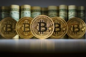 В банки или в биткоины: куда вкладывать украинцу?