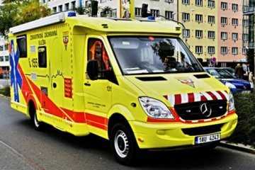 У Празі на День армії десантник з парашутом впав у натовп, є поранені