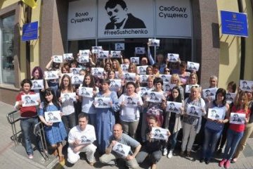 « Roman, sois fort ! » : des correspondants permanents d'Ukrinform lancent une flash mob en soutien à Souchtchenko (photos)