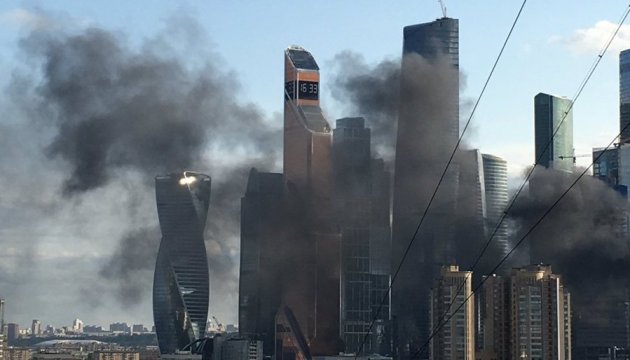 В Москве загорелся строящийся небоскреб В Москве загорелся строящийся небоскреб