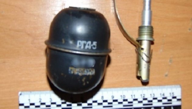 У Києві затримали дебошира, який погрожував перехожим гранатою У Києві затримали дебошира, який погрожував перехожим гранатою