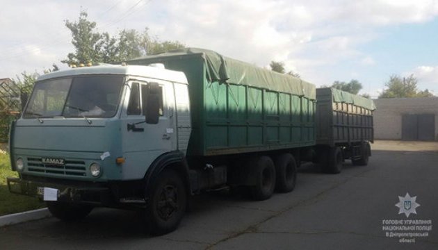 На Дніпропетровщині люди у масках викрали КамАЗ “сємок” На Дніпропетровщині люди у масках викрали КамАЗ “сємок”