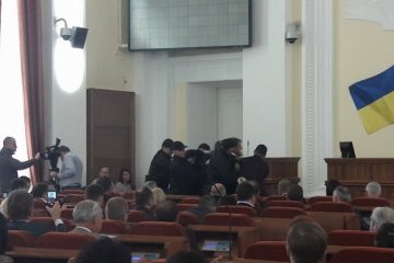 У Харкові з сесії міськради силою вивели скандального екс-депутата
