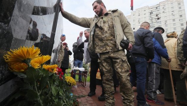 Пам'ятник добровольцям АТО відкрили у Києві Пам'ятник добровольцям АТО відкрили у Києві