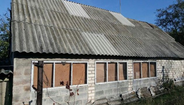 Снаряд бойовиків пошкодив будинок в Авдіївці Снаряд бойовиків пошкодив будинок в Авдіївці