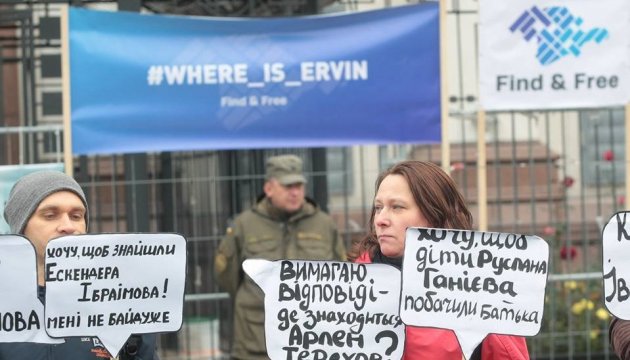Des activistes manifestent devant l’ambassade de la Fédération de Russie (photos) Des activistes manifestent devant l’ambassade de la Fédération de Russie (photos)