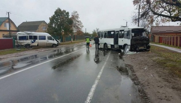 На Київщині зіткнулися два автобуси: шестеро постраждалих На Київщині зіткнулися два автобуси: шестеро постраждалих