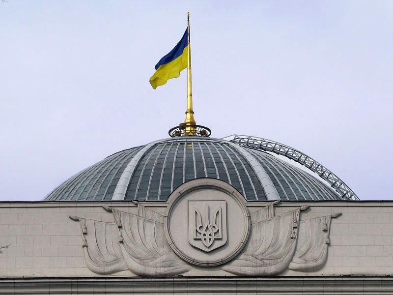 Под Радой дежурят "скорые" и пожарные Под Радой дежурят "скорые" и пожарные
