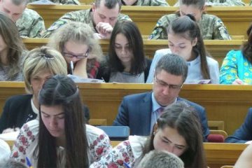 Вице-премьер, писатель и посол написали радиодиктант по украинскому языку