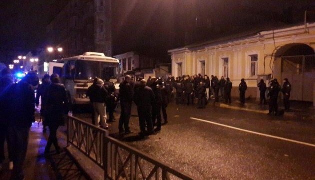 У Харкові побилися футбольні фани, півсотні затриманих У Харкові побилися футбольні фани, півсотні затриманих