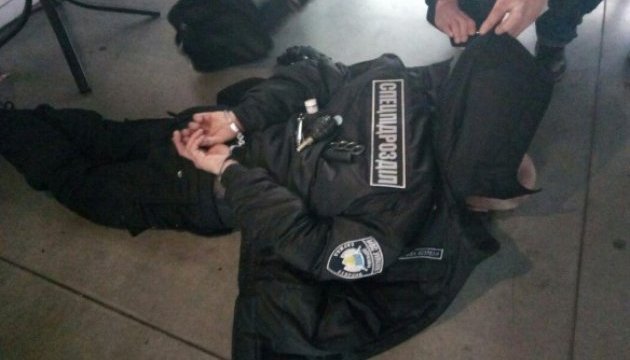 Un citoyen russe déguisé en agent de Police a été arrêté à Kiev en possession de cocktails Molotov (photos) Un citoyen russe déguisé en agent de Police a été arrêté à Kiev en possession de cocktails Molotov (photos)