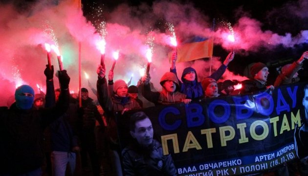 У Києві провели марш на підтримку полонених фанів луганської "Зорі" У Києві провели марш на підтримку полонених фанів луганської "Зорі"