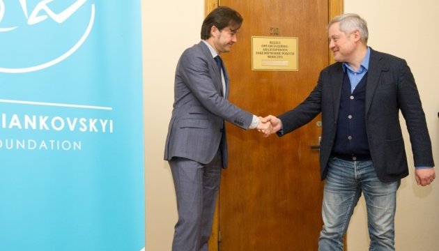 У Мінкультури відкрили виставку переможців конкурсів Дитячого малюнку, проведеного Фондом Ігоря Янковського У Мінкультури відкрили виставку переможців конкурсів Дитячого малюнку, проведеного Фондом Ігоря Янковського