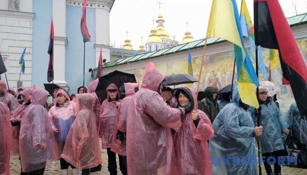 Саакашвілі і понад сотня прибічників прямують до урядового кварталу Саакашвілі і понад сотня прибічників прямують до урядового кварталу