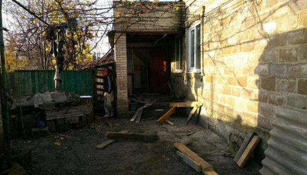 Бойовики накрили з мінометів житлові будинки у Мар’їнці Бойовики накрили з мінометів житлові будинки у Мар’їнці
