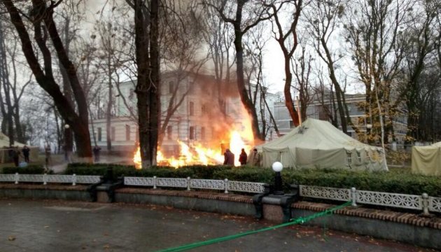 В урядовому кварталі згорів намет мітингувальників В урядовому кварталі згорів намет мітингувальників