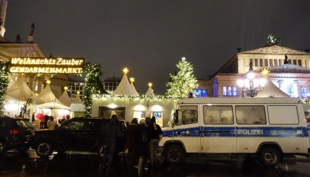 У Берліні відкрилися різдвяні ринки на тлі загрози терактів У Берліні відкрилися різдвяні ринки на тлі загрози терактів