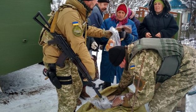 АТО: військові доставили гуманітарну допомогу у нещодавно звільнені сіла АТО: військові доставили гуманітарну допомогу у нещодавно звільнені сіла