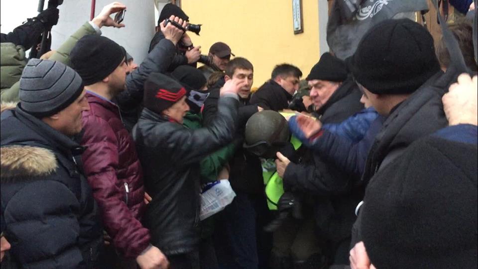 Штурм Октябрьского: открыли три дела, в больнице - 32 правоохранителя Штурм Октябрьского: открыли три дела, в больнице - 32 правоохранителя