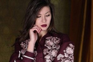 Presentan vestidos bordados de diseñador ucraniano en Viena