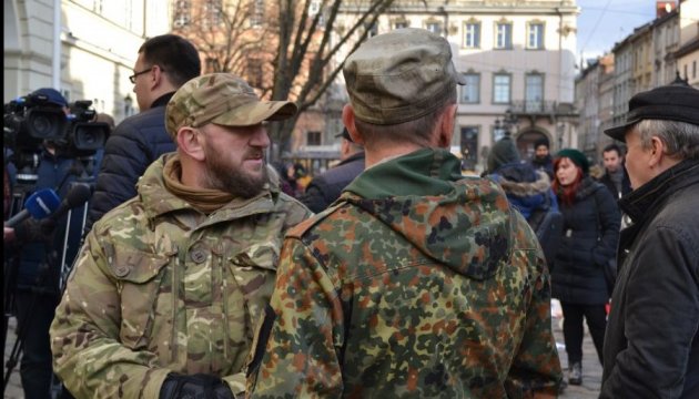 Ветерани АТО пікетували Львівську міськраду через скандальну карту Ветерани АТО пікетували Львівську міськраду через скандальну карту