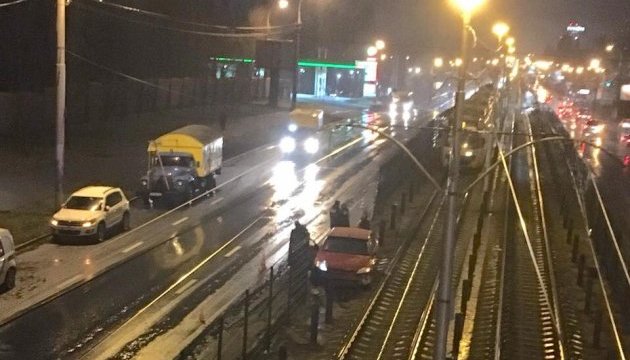 У Києві через ДТП зупинилися швидкісні трамваї У Києві через ДТП зупинилися швидкісні трамваї