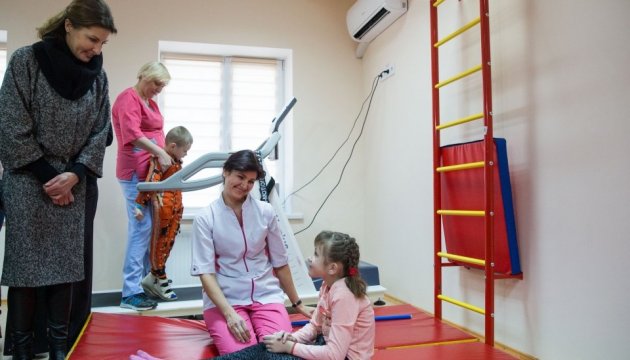 Чернігів: Марина Порошенко відкрила гідромасажний блок у дитячому центрі реабілітації Чернігів: Марина Порошенко відкрила гідромасажний блок у дитячому центрі реабілітації