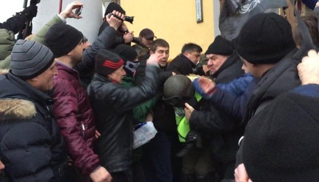 Штурм Жовтневого: відкрили три справи, в лікарні - 32 правоохоронці Штурм Жовтневого: відкрили три справи, в лікарні - 32 правоохоронці
