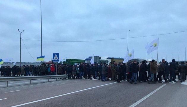 Landwirte blockieren aus Protest Straßen - Fotos Landwirte blockieren aus Protest Straßen - Fotos