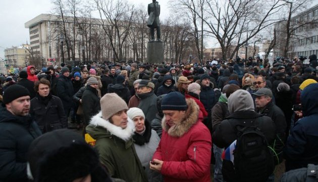 У Москві на "незаконну" акцію опозиції прийшли сотні людей У Москві на "незаконну" акцію опозиції прийшли сотні людей