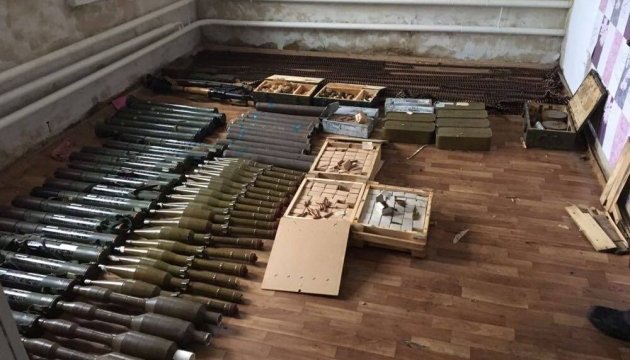 На Луганщині правоохоронці вилучили цілий арсенал зброї та боєприпасів На Луганщині правоохоронці вилучили цілий арсенал зброї та боєприпасів