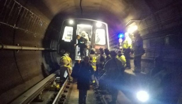Причиной аварии в метро Вашингтона мог стать поврежденный рельс Причиной аварии в метро Вашингтона мог стать поврежденный рельс