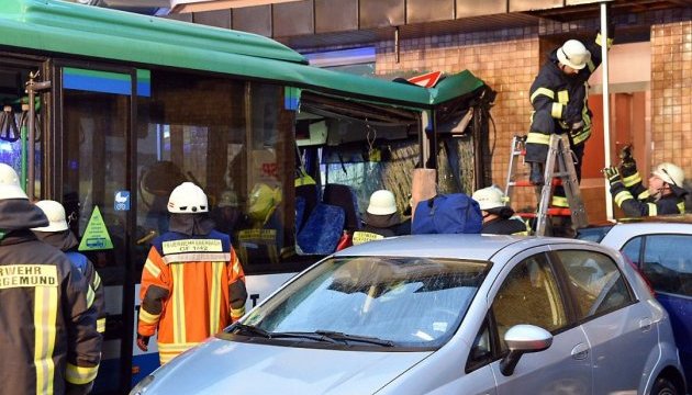 В Германии школьный автобус врезался в магазин, среди раненых – много детей В Германии школьный автобус врезался в магазин, среди раненых – много детей