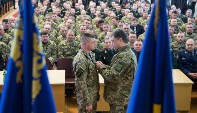 Порошенко поздравил Героя Украины Александра Порхуна с днем рождения Порошенко поздравил Героя Украины Александра Порхуна с днем рождения