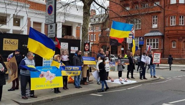 У Лондоні активісти протестували проти чемпіонату світу з футболу у Росії У Лондоні активісти протестували проти чемпіонату світу з футболу у Росії