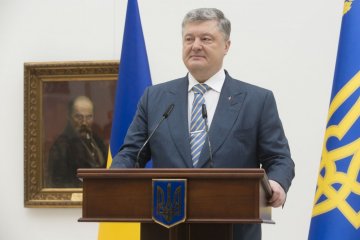 Порошенко привітав Ліну Костенко з днем народження