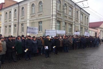 Работники завода "Богдан" протестуют перед Луцким горсоветом
