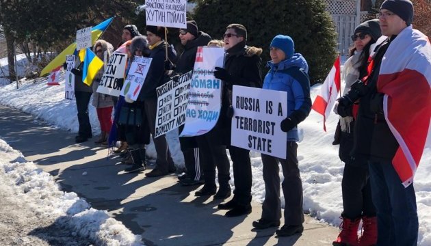 В Оттаві пікетують посольство Росії В Оттаві пікетують посольство Росії